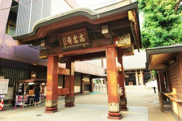 在商店街裡，有一間高岩寺，可以停下腳步進去參拜。