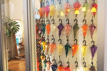 一間賣傘的店，可以自由的選擇傘的手把樣式。