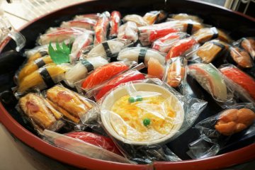 壽司的食物模型，每一種看起來好美味。