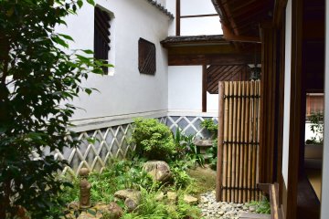 Kimura House side garden