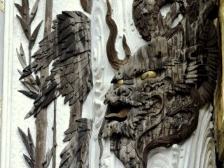 Trạm khắc rồng trên cột, vết nứt trên gỗ thể hiện niên đại