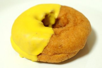 Pom Donut (Chocolate and Banana Whipped Cream)