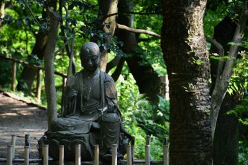 Buddist statue along the path