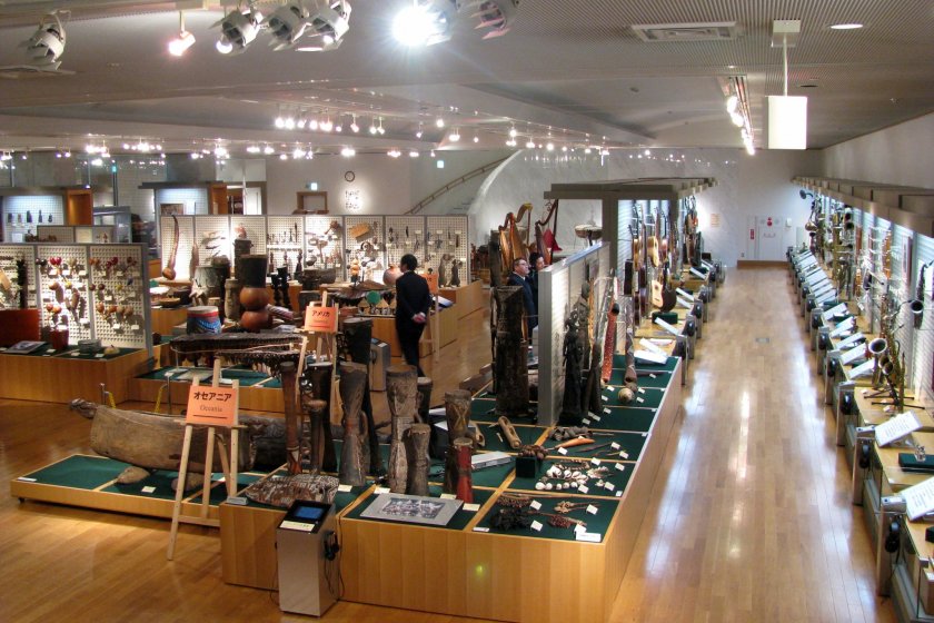 Aula di museum dengan instrumen dari Afrika dan Eropa