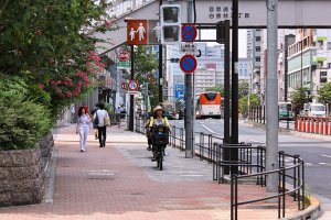 Các vỉa hè ở Tokyo thường có làm đường riêng cho người đi xe đạp 
