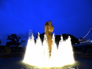 ライトアップされた水の守護神像