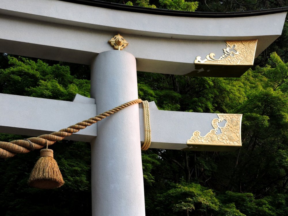 Cổng torii màu trắng với hình trang trí bằng vàng