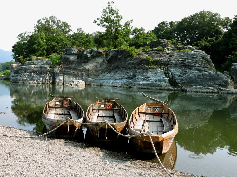 Perahu kayu menunggu para turis petualang