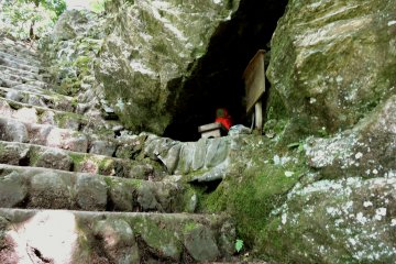 Ojizo in a mini-cave beside the steps