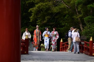 타이코다리 옆으로 주홍색 다리를 건너는 외국인 관광객과 유카타 차림의 일본인