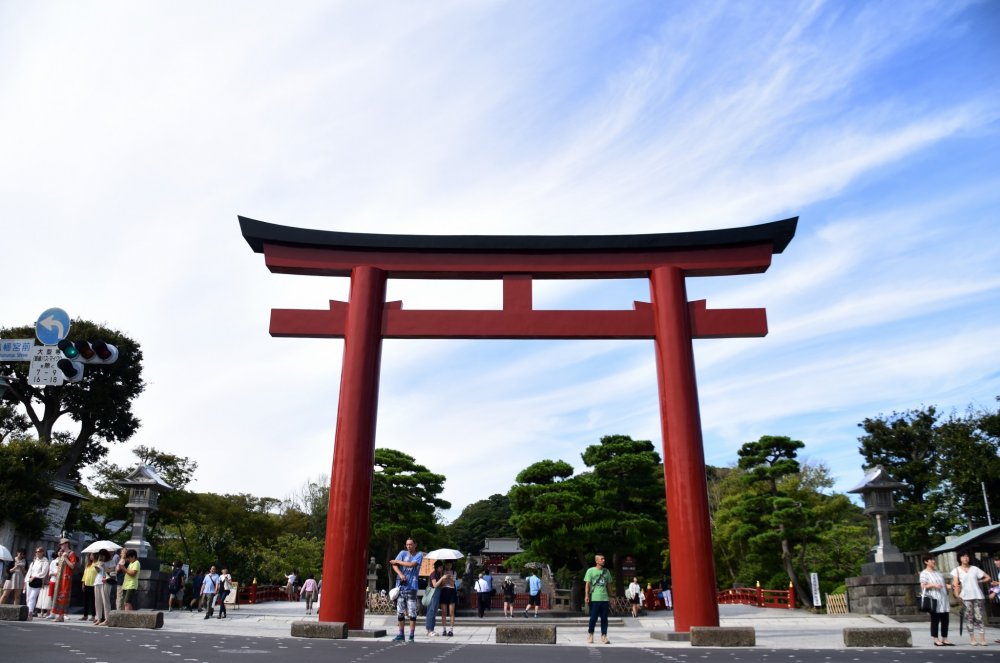 Gerbang torii merah di pintu masuk