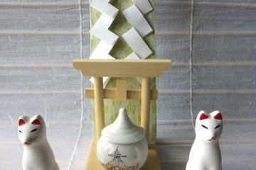Синтоизм - религия Японии, и сувениры из храмов - особенные. Их ставят на домашние алтари, называемые камидана. Этот я приобрела в храме Фусими Инари в Киото.