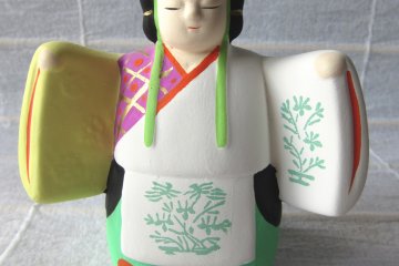 Эта куколка-колокольчик из керамики - сувенир моего любимого храма в Токио - Мэйдзи Дзингу. Покупая сувениры, я тем самым поддерживаю храмы.