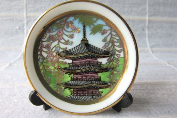 В Японии очень популярны миниатюрные вещи. Эта фарфоровая тарелочка из Нары - всего 5 см в диаметре!