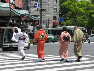 Di Kyoto Anda harus memakai kimono, tentu saja!