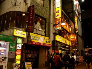 Ở đây có rất nhiều cửa hàng và quầy hàng; những chiếc máy bán nước tự động như thế này rất phổ biển ở Nhật; bạn có thể tìm thấy tại các đại lộ và những con phố có người sinh sống.