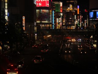 Una de las avenidas más concurridas en Shinjuku.