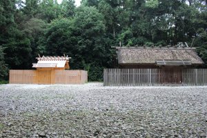 神服織機殿神社的兩個建築物