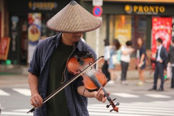 No falta un músico callejero que anima aún más la calle.