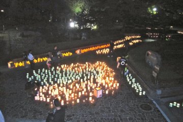 Парк Касуми-га-дзё также переполнен бумажными фонариками во время Косиро Мацури 