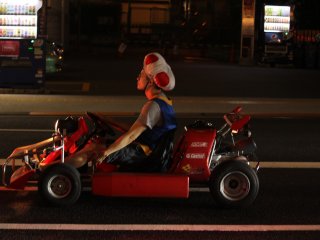 Locuras de los japoneses: vestido como un personaje de el videojuego Mario Kart.