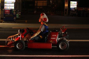 Locuras de los japoneses: vestido como un personaje de el videojuego Mario Kart.