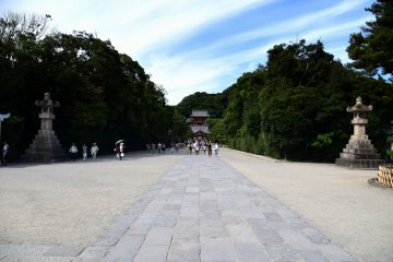 Main Hall viewed from the shrine approach. Each lotus pond is located on both sides of this pathway.
