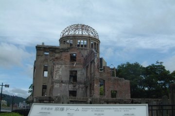 Atomic Bomb Dome - explanation in many languages