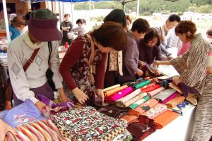 The stalls sold more valuable obi and kimono.