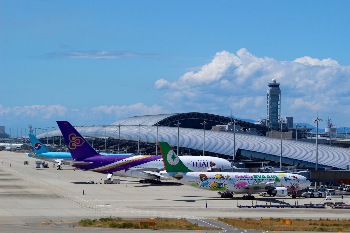 飞机和大阪关西国际机场航站楼。