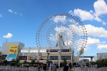 Tempozan Marketplace and its Ferris wheel.