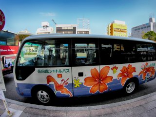 The free shuttle bus from Yanago station to the flower park