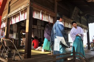 De nombreux prêtres du sanctuaire sont présents à l'occasion du Festival de Tsushima no Miya
