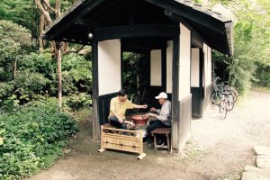 Friends share a laugh in the leafy Biwa no Yu grounds