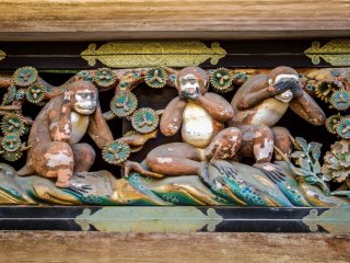 San-zaru hoặc ba con khỉ khôn ngoan; một hình ảnh phổ biến có thể được tìm thấy trong nhiều tài liệu và văn hóa phổ biến trên khắp thế giới