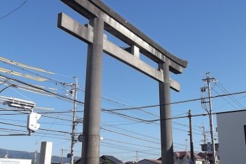 The big gate on the road to Kusanagi-jinja