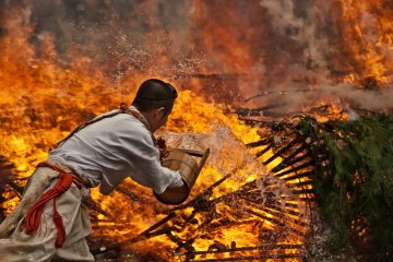 타카오 산의 불 위를 걷는 축제