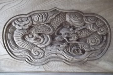 A carving in the gate at Hotenji