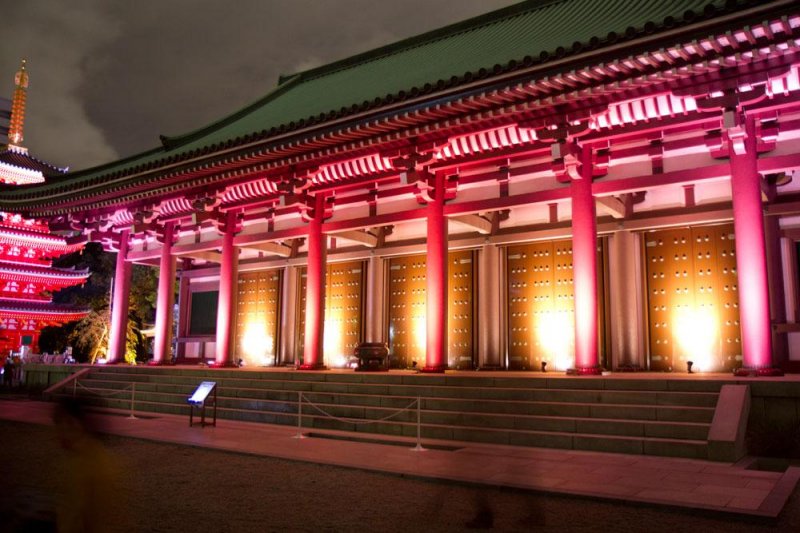 วัดโทะโชะ-จิ (Tocho-ji) เป็นประตูสู่บริเวณที่เงียบสงบ