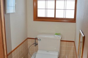 トイレは客室を出てすぐのところにある。洗浄便座付き