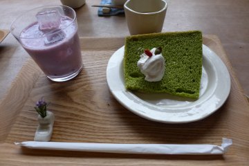 A blueberry smoothy and matcha cake