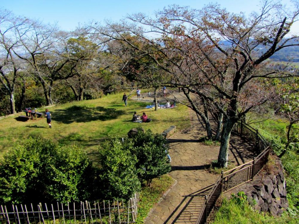 Công viên đỉnh núi Kobo luôn xanh ngát kể cả vào thu