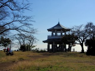 弘法山公園は家族連れやカップルに人気のピクニックスポットだ