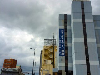 Tokushima Plaza Hotel đối diện khuôn viên trường