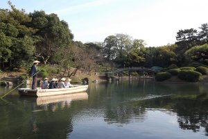 Mendayung di danau di taman Ritsurin