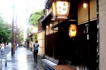 นี่อาจจะเป็นโอะคิยะ บ้านเกอิชาแบบดั้งเดิมในคิยะมะชิ เกียวโต ไม่กี่อึดใจจากพอนโทะโฉะทางใต้ของถนนชิโจะ