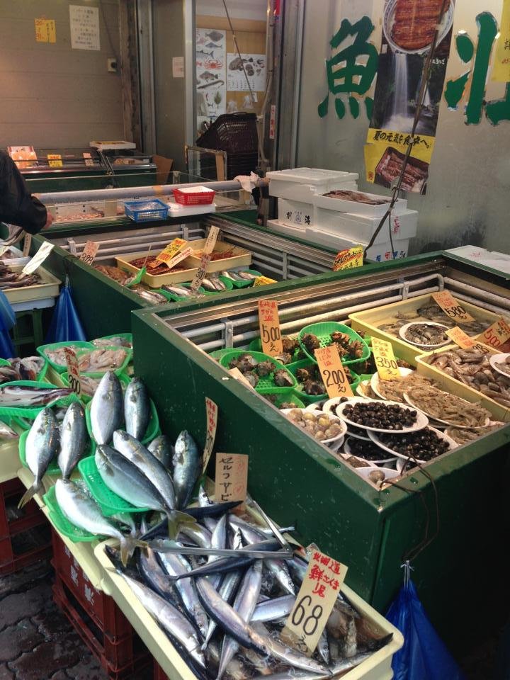 신선한 생선이 잇달아 팔리고 있다.