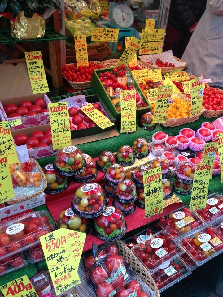 めずらしいフルーツトマト。日本ではなかなか見かけない様々な種類のトマトが売られています。