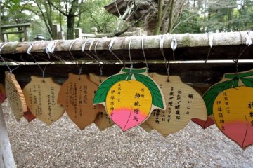 แผ่นไม้เอะมะรูปลูกพีชของศาลเจ้าอิซะนะกิ จินกุ (Izanagi Jingu) บนเกาะอะวะจิ