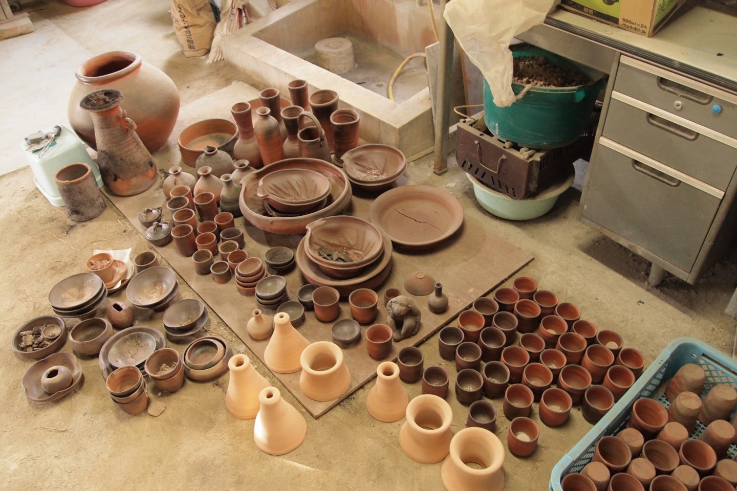 Bizen-yaki by students at the Bizen Pottery School